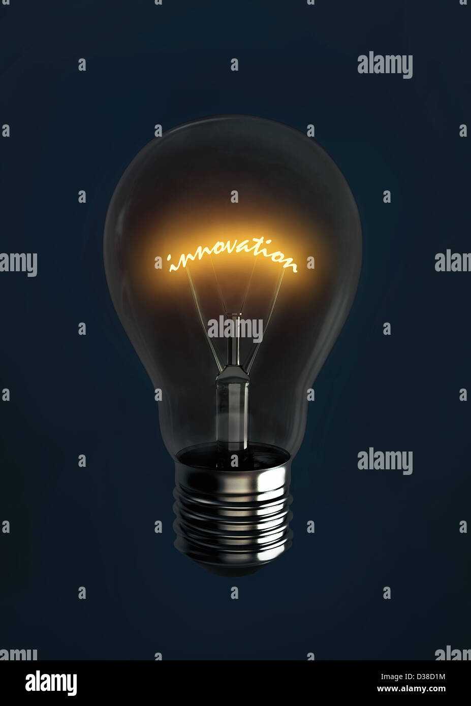 Anschauliches Bild Glühbirne mit "Innovation Text" auf schwarzem Hintergrund Stockfoto