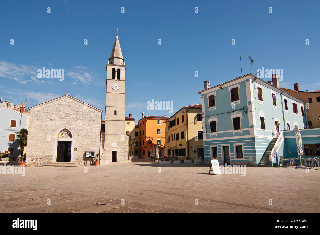 Ein Platz mit Kirche in der Stadt Fazana - Kroatien Stockfoto