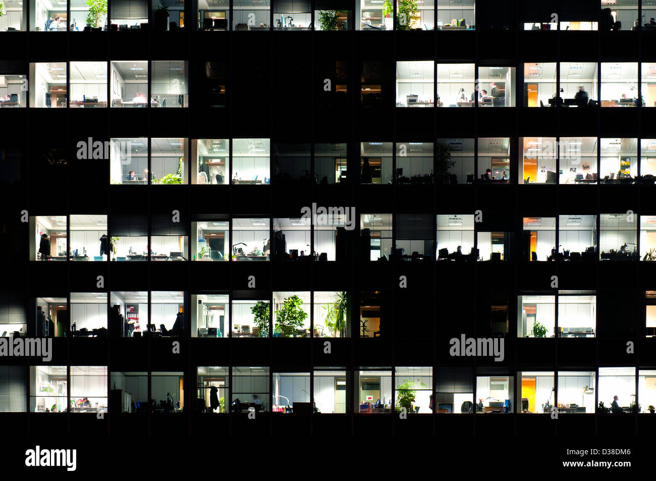 Fenster in einem Bürogebäude in der Nacht Stockfoto