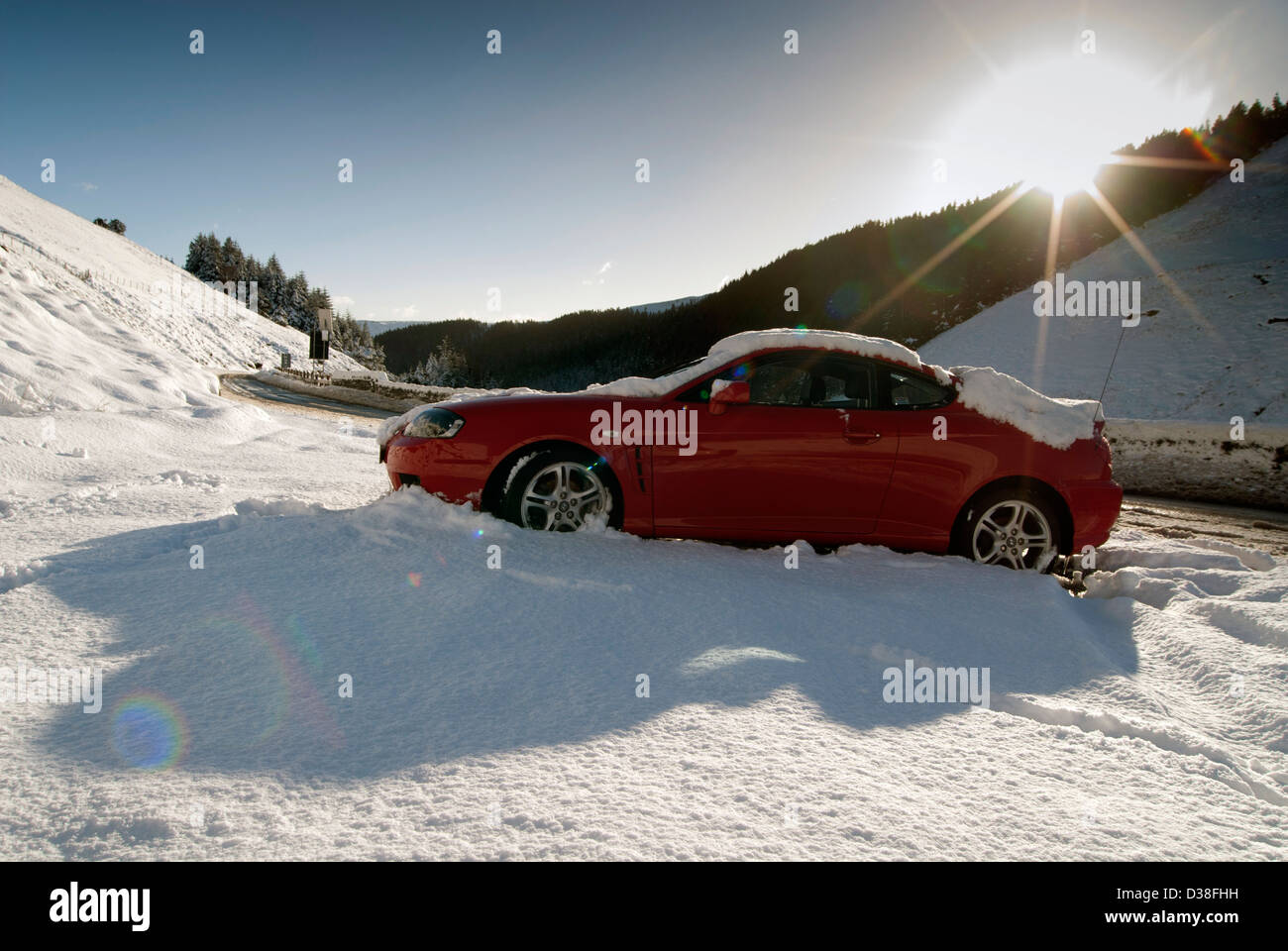 Auto im Schnee, schlechtes Wetter, starker Schneefall, rot, weiß, blau, Schatten, Sonne, isoliert aufgegeben, Stockfoto
