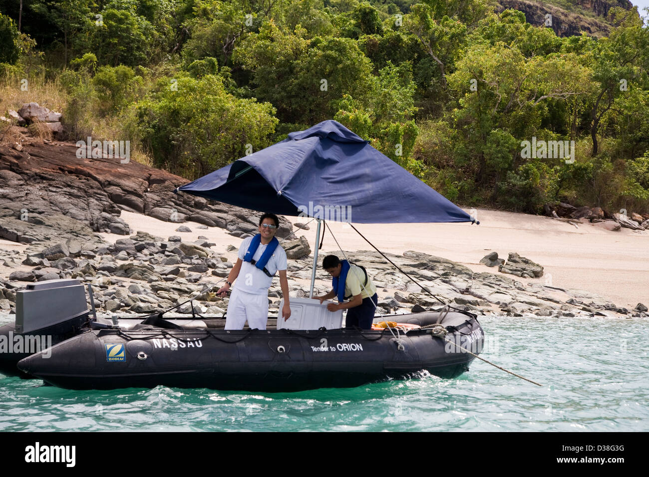 Das Eis Zodiac grüßt Orion Passagiere Rückkehr aus Ausflüge bei Kimberley Küste reisen, Western Australia Stockfoto
