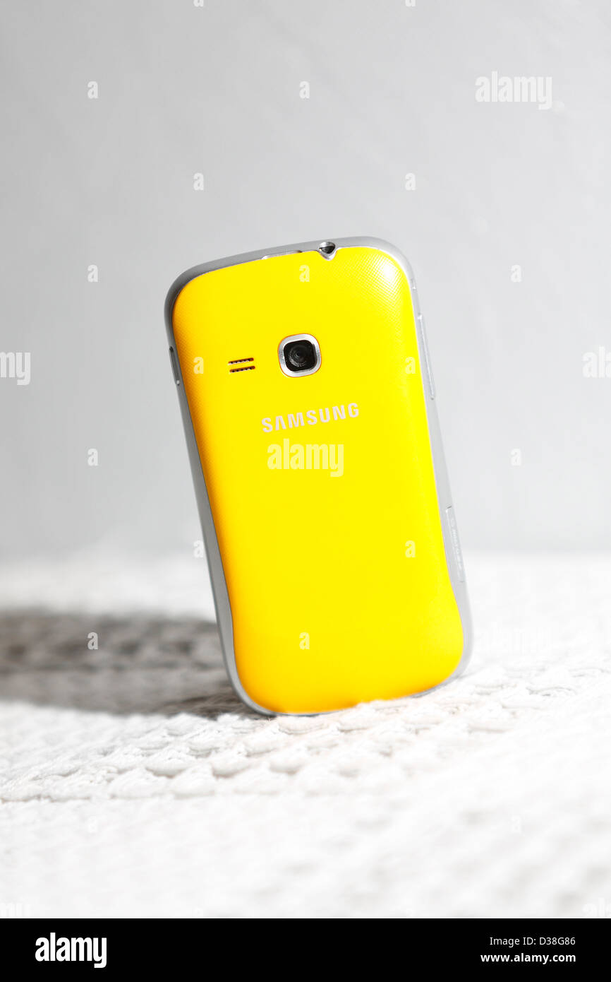 Ein gelber Samsung Handy. Stockfoto
