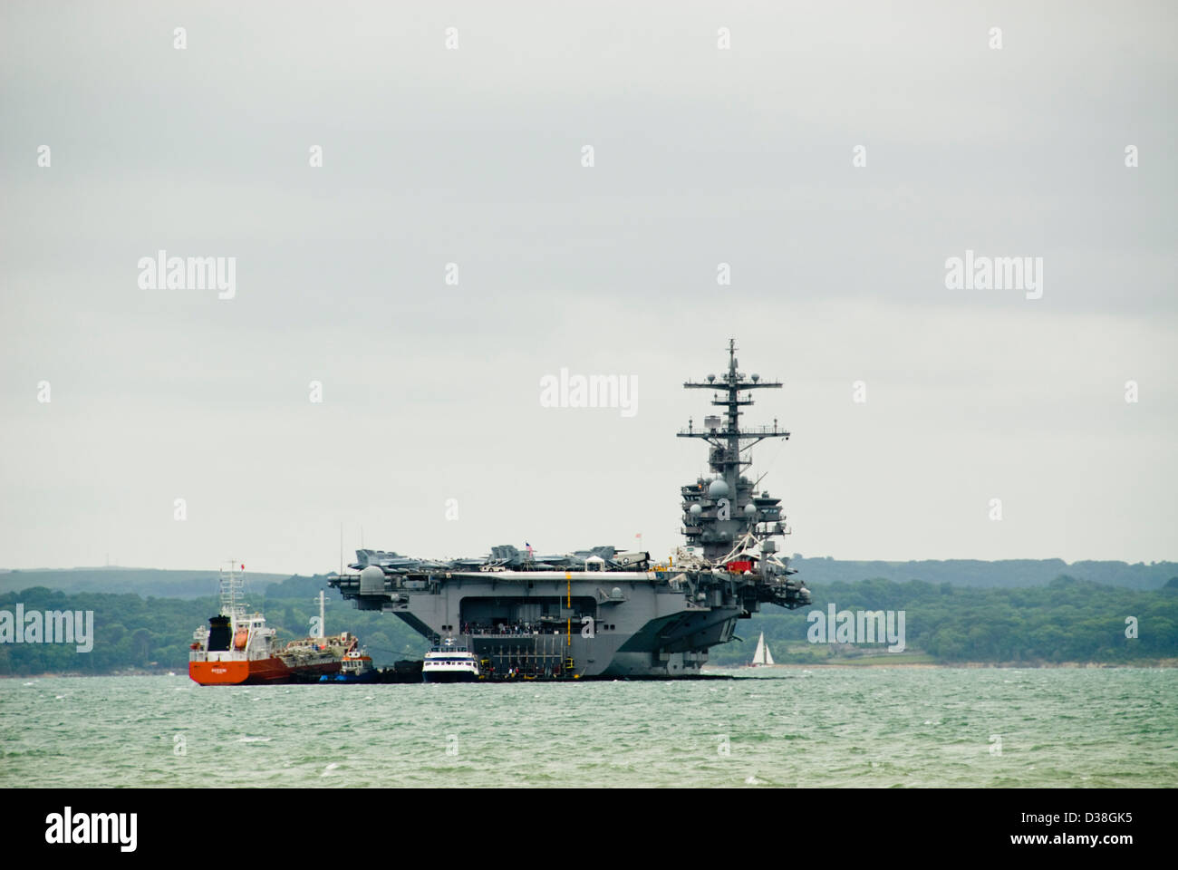 Flugzeugträger USS George HW Bush verankert im Solent vor der Isle Of Wight Stockfoto