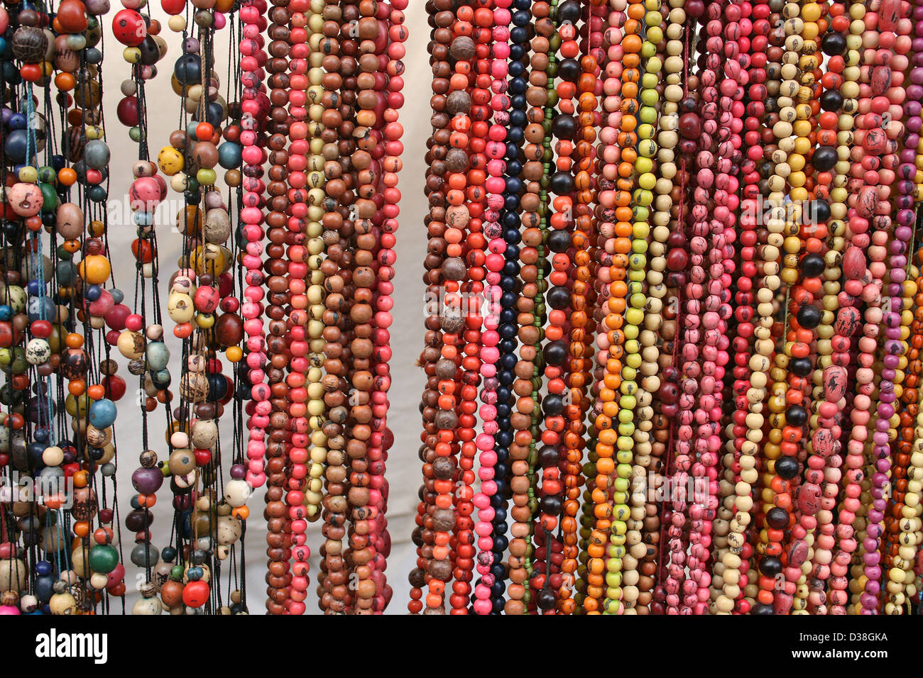 Bunte Haarsträhnen Tagua Perlen hängen zum Verkauf an der  Outdoor-Kunsthandwerksmarkt in Otavalo, Ecuador Stockfotografie - Alamy