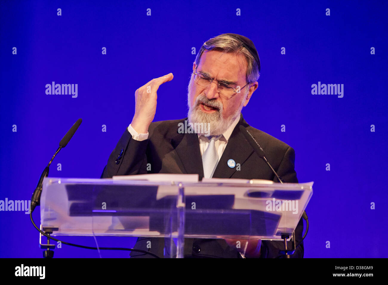 Herr Jonathan Sacks, Oberrabbiner der United Synagogen, spricht bei der Veranstaltung des Holocaust Memorial Day 2013 UK Gedenken Stockfoto