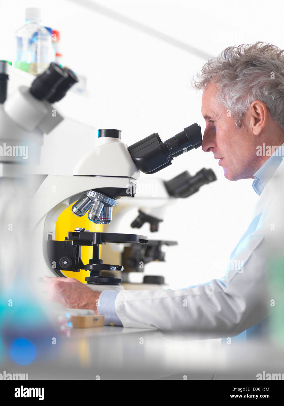 Wissenschaftler mit Mikroskop im Labor Stockfoto
