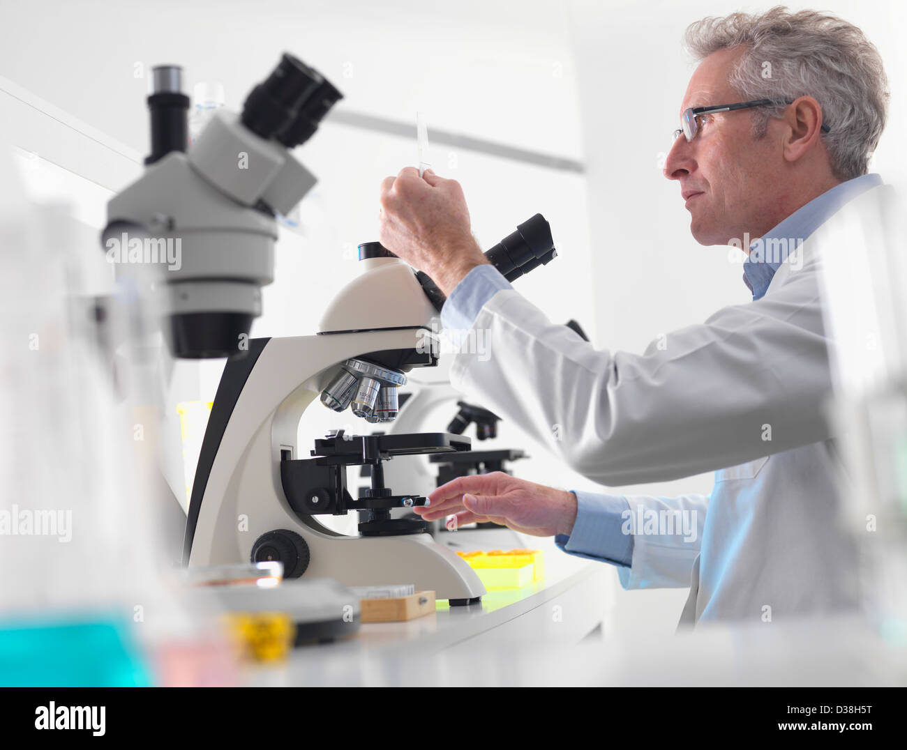Wissenschaftler mit Mikroskop im Labor Stockfoto