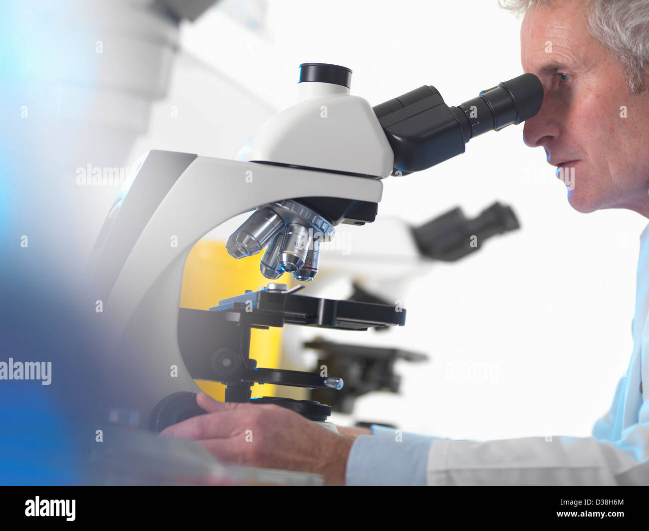 Wissenschaftler mit Mikroskop im Labor Stockfoto