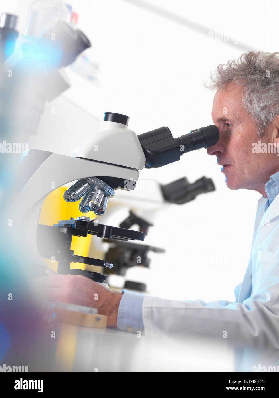 Wissenschaftler mit Mikroskop im Labor Stockfoto