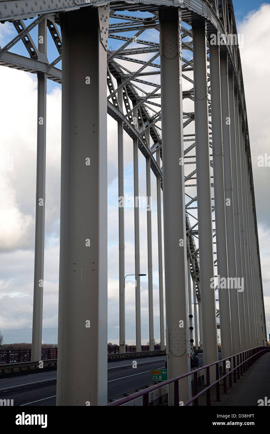 Bogenförmige Brücke über den Fluss Noord, Alblasserdam, South-Holland, Niederlande Stockfoto