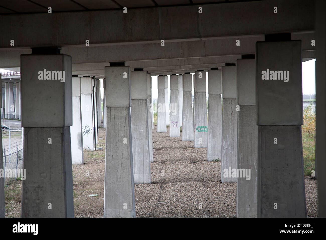 Reihen von Säulen unter der Brücke über den Fluss Noord, Alblasserdam, Süd-Holland, Niederlande Stockfoto
