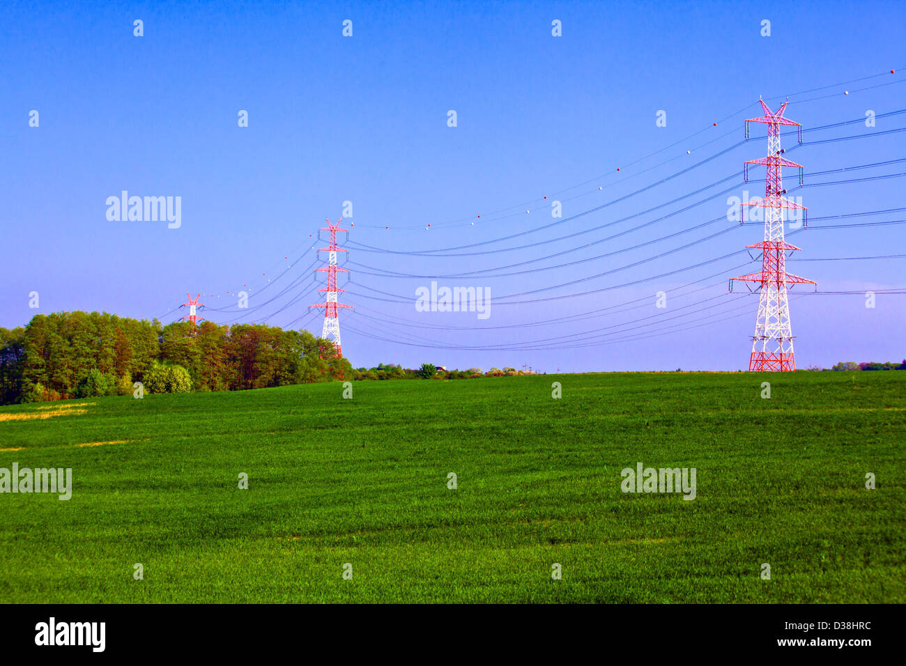 Sommerlandschaft mit Strommasten Stockfoto