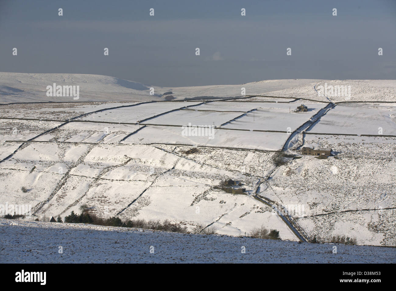 Schneebedeckte Berge im Winter in Crimsworth Dean in der Nähe von Hebden Bridge in der South Pennines in West Yorkshire Stockfoto