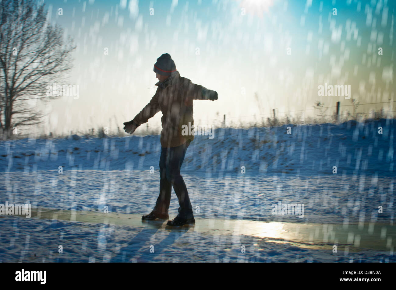 Mann im Schnee spielen Stockfoto
