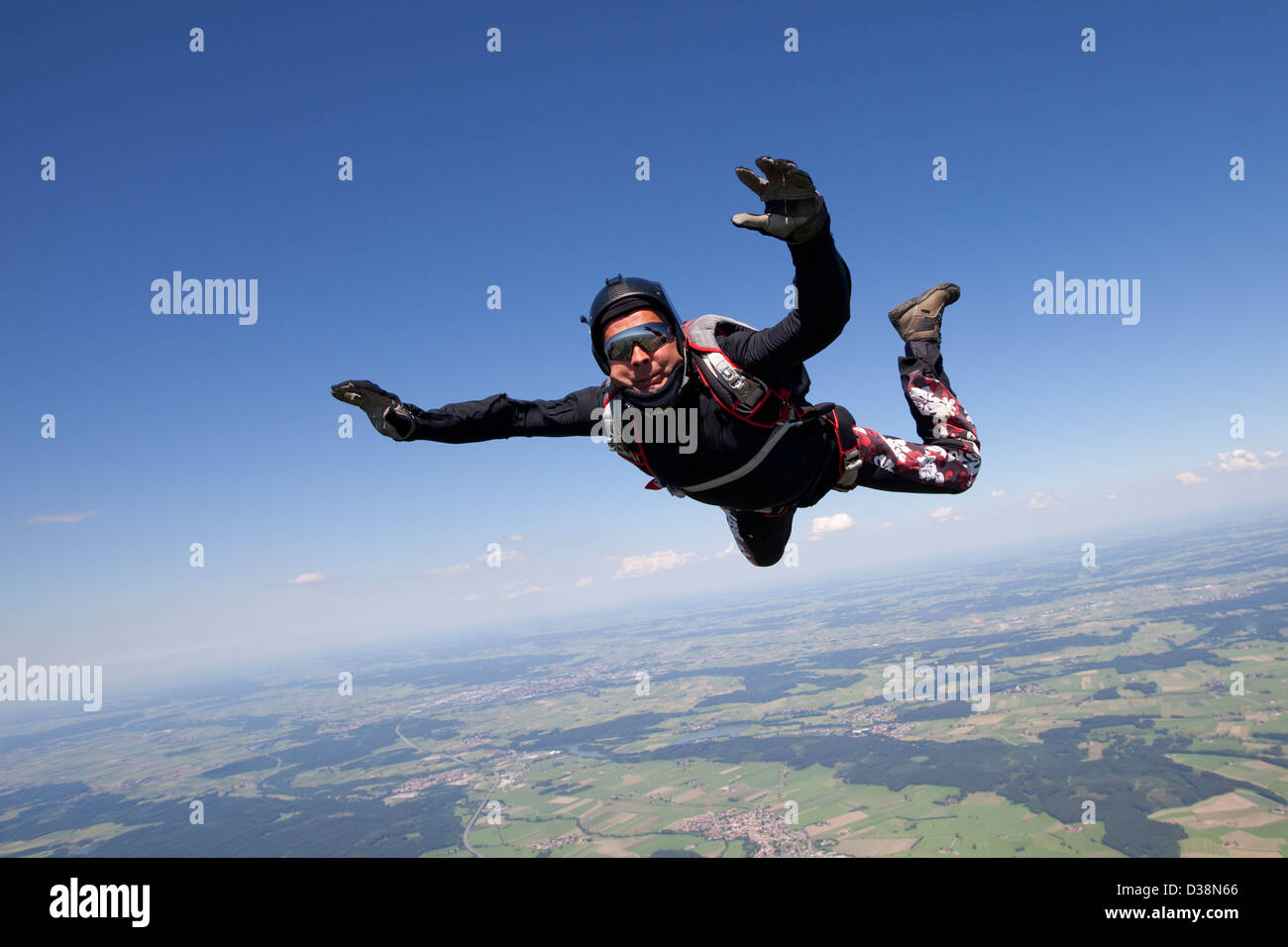 Fallschirmspringen über ländliche Landschaft Mann Stockfoto