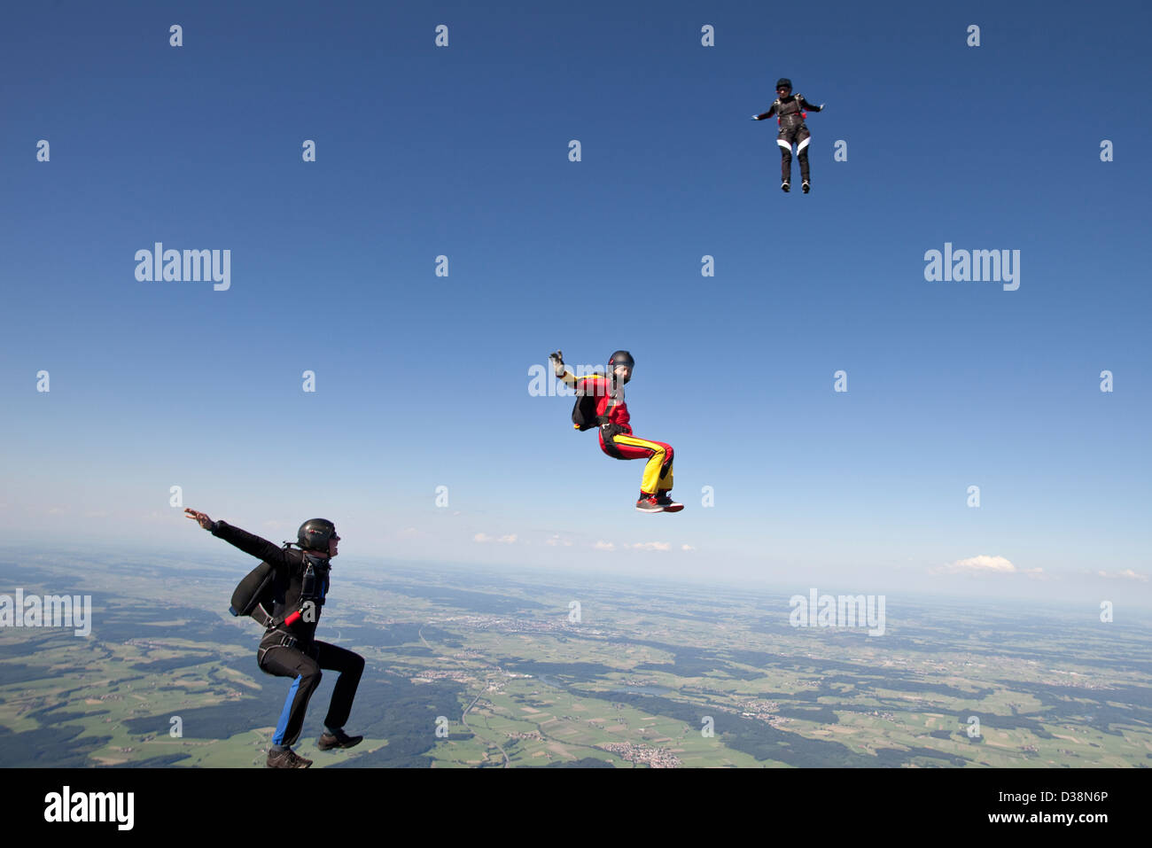 Menschen, die Fallschirmspringen über ländliche Landschaft Stockfoto