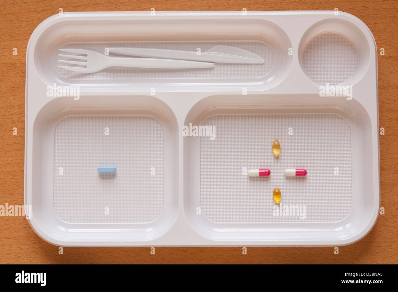 Regelklappe aus der großen Anzahl der Nutritional Supplement Tabletten in einem Lebensmittel-Fach. Multivitamin und Vitamin E Stockfoto