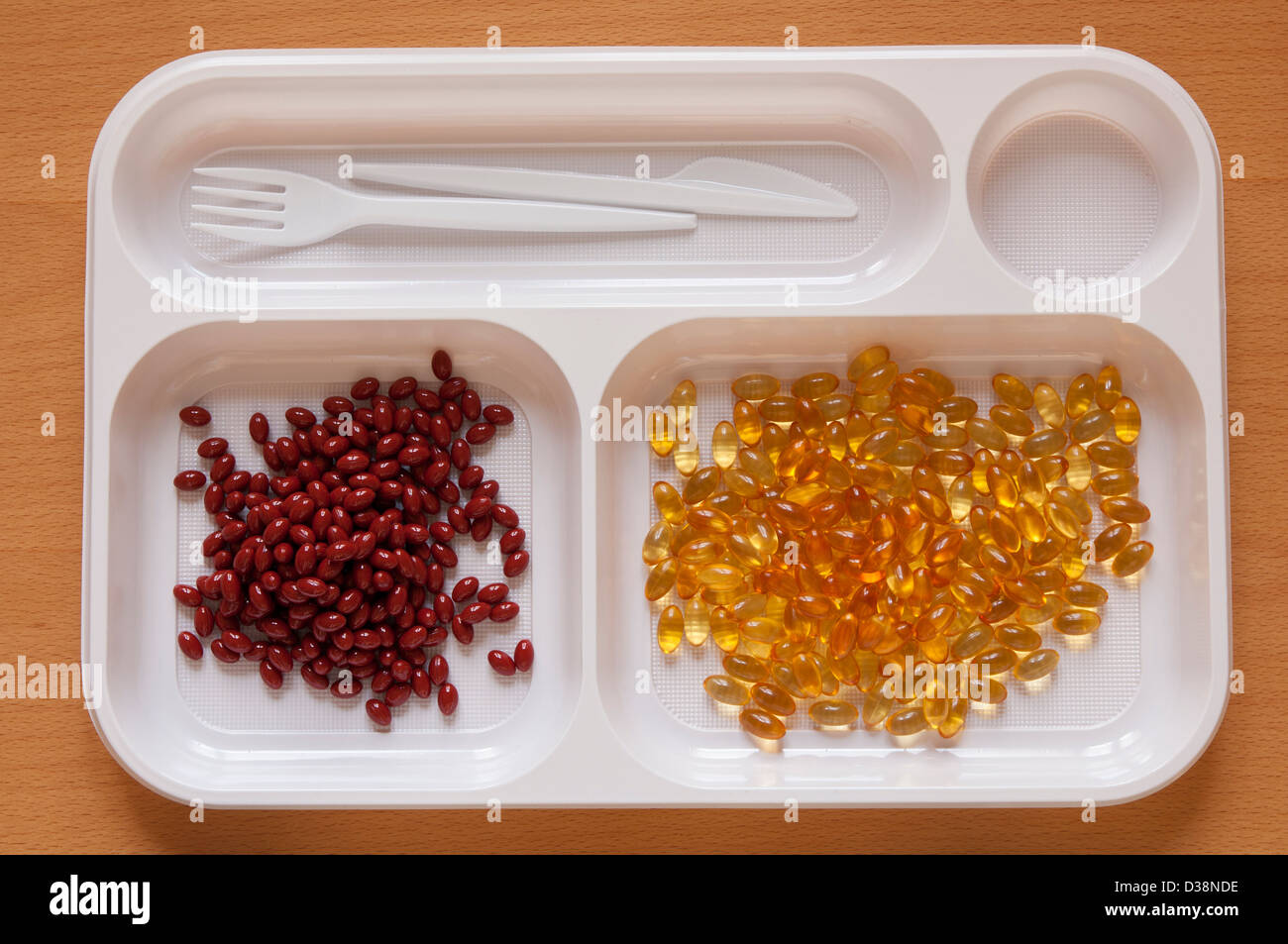 Regelklappe aus der großen Anzahl der Nutritional Supplement Tabletten in einem Lebensmittel-Fach. Vitamin A und Vitamin E Stockfoto