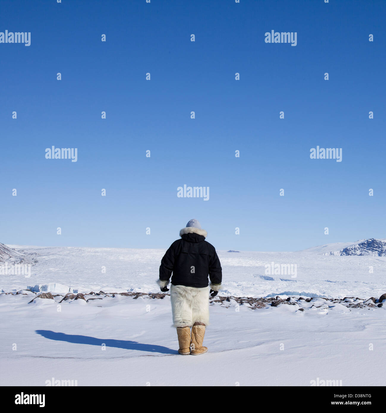 Mann zu Fuß in Schneelandschaft Stockfoto