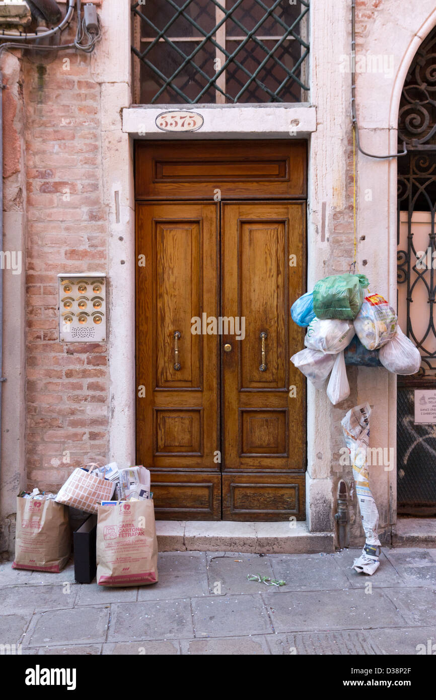Müll für die Sammlung an einer Tür in Venedig, Italien Stockfoto