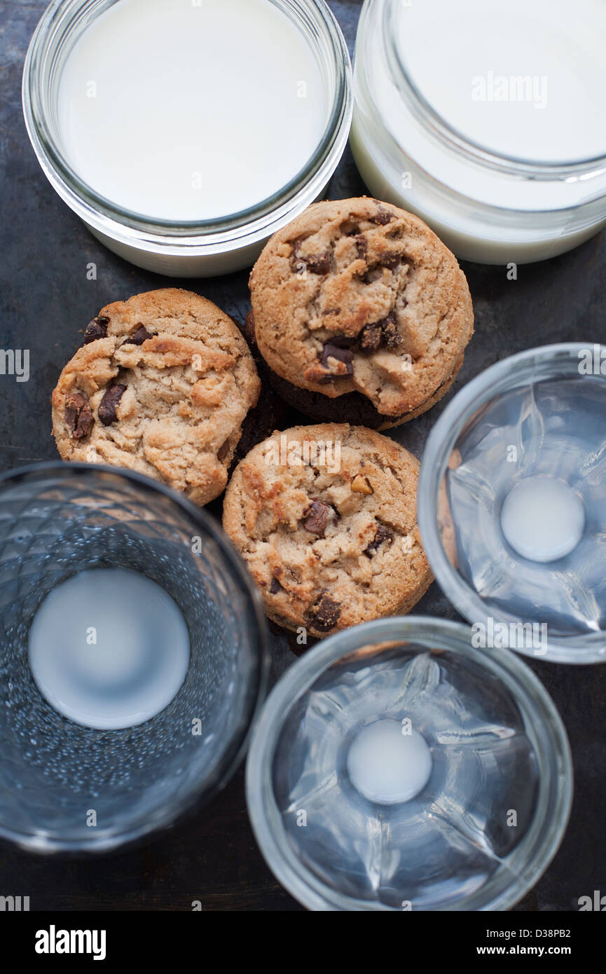 Cookies mit Gläser Milch Stockfoto