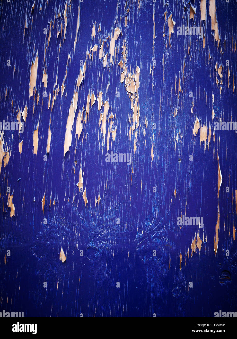 Abblätternde blaue Farbe auf Holzzaun Stockfoto