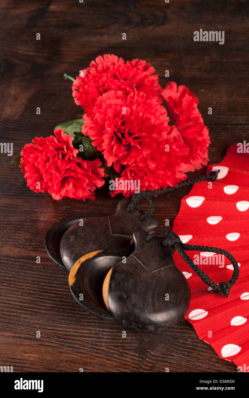 Flamenco-Farben in einem Stillleben mit traditionellen Gegenständen Stockfoto