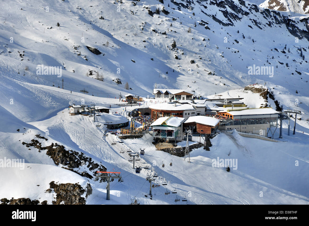 Ski-Zentrum am Hintertuxer Gletscher in den Zillertaler Alpen in Österreich, mit einer Seilbahn-Station, Restaurant, Bar und Skilifte Stockfoto