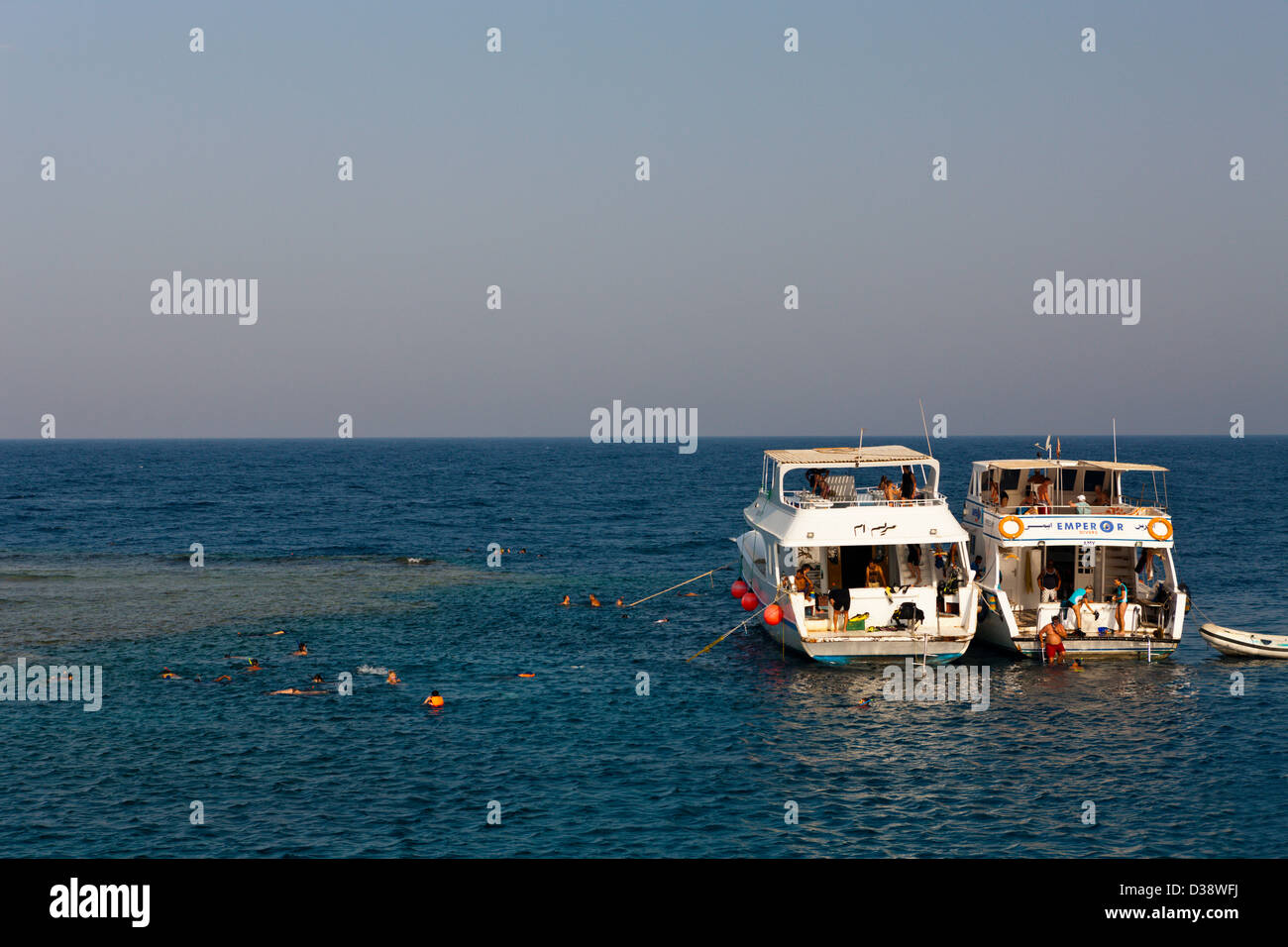Tauchboote in Marsa Tahir Bay, Rotes Meer, Ägypten Stockfoto