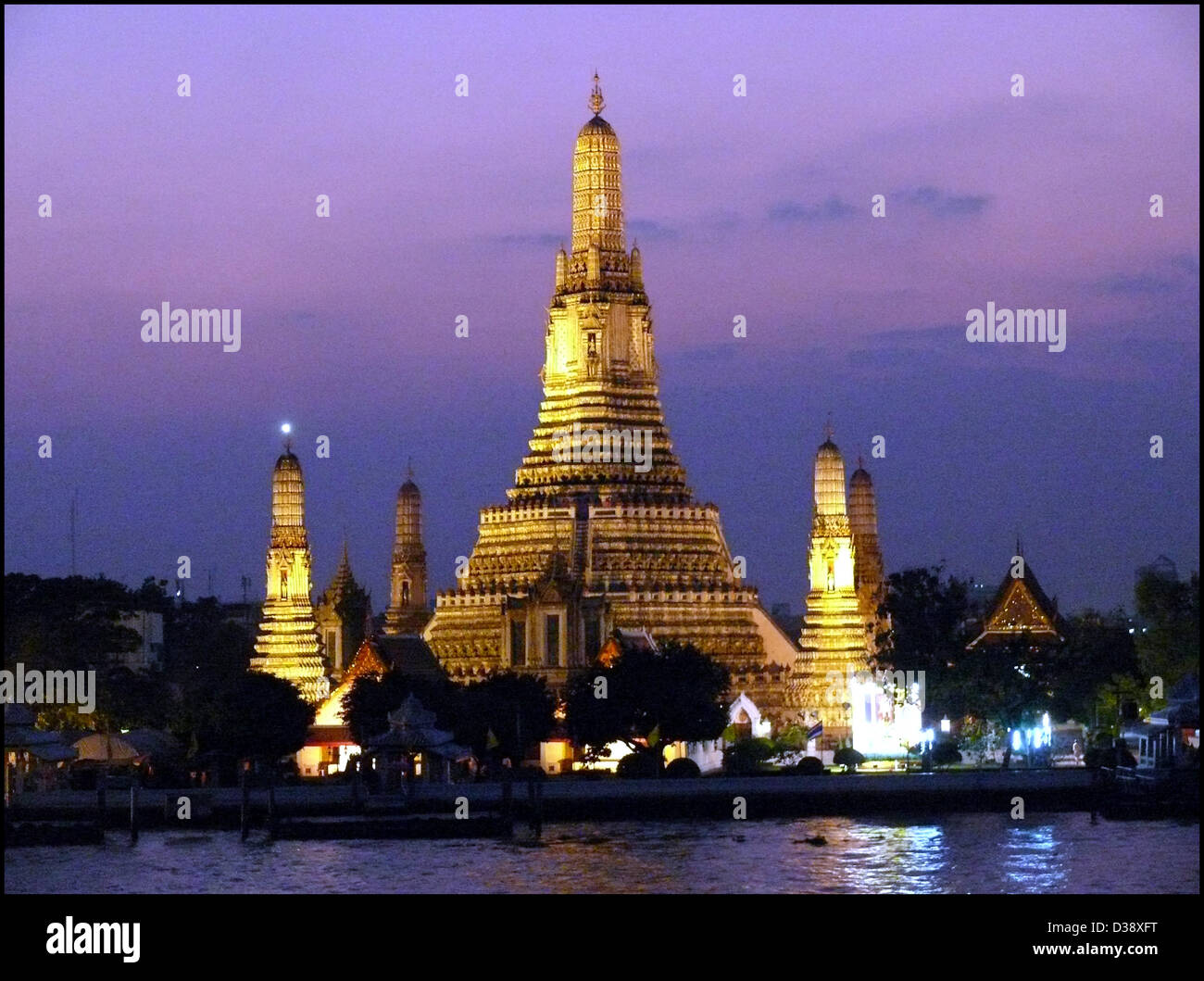 Wat Arun oder der Tempel der Morgenröte, benannt nach Aruna, der indische Gott der Morgenröte. Majestätisch auf der Thonburi-Seite des Flusses Chao Phraya in Bangkok, der legendäre Wat Arun ist eines der auffälligsten am Flussufer Wahrzeichen Thailands.??? Stockfoto