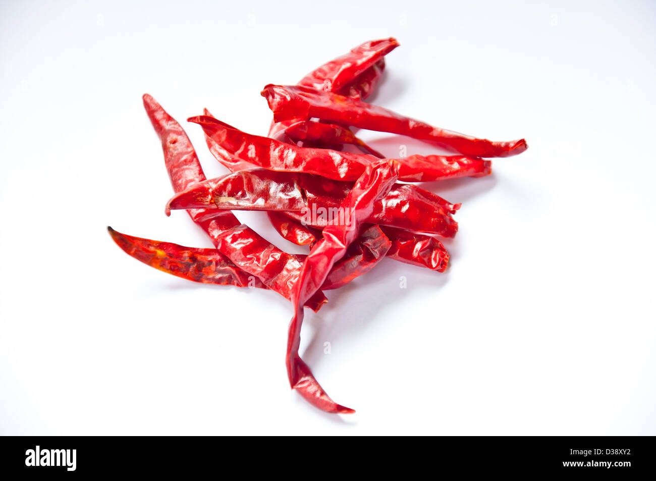 trockene rote Chili auf weißem Hintergrund Stockfoto