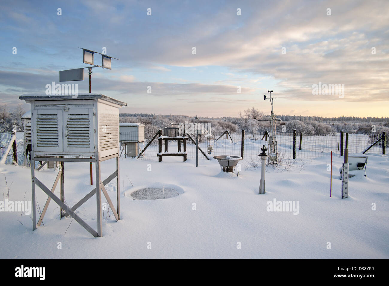 Wetterstation misst Windgeschwindigkeit, Temperatur und Niederschlag im Schnee im Winter, hohe Venn / Hautes Fagnes, Belgien Stockfoto