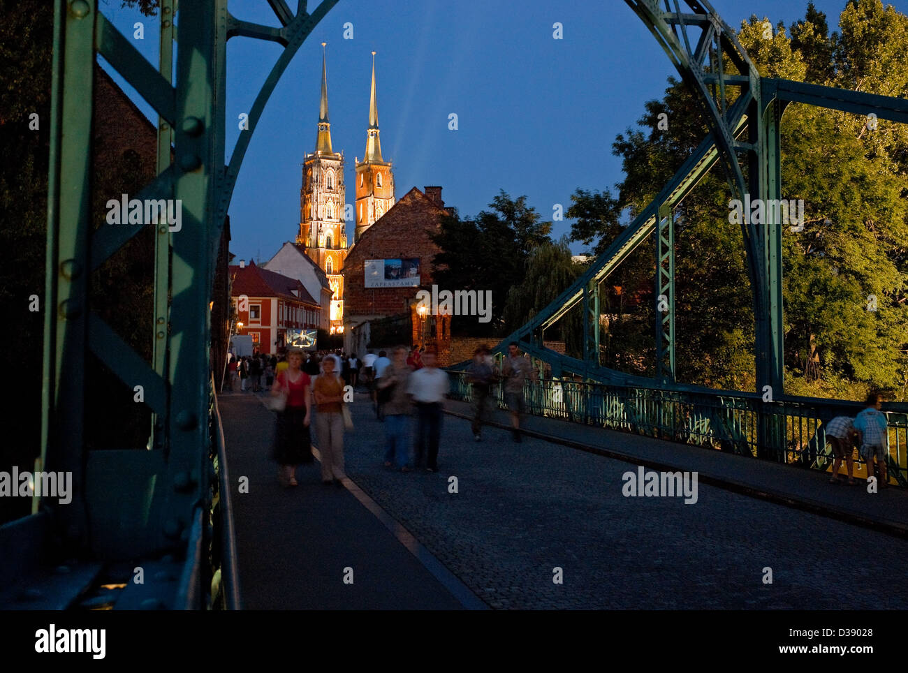 Wroclaw, Polen, Blick über die Tumskibruecke auf die St.-Johannes-Kathedrale auf der Dominsel am Abend Stockfoto