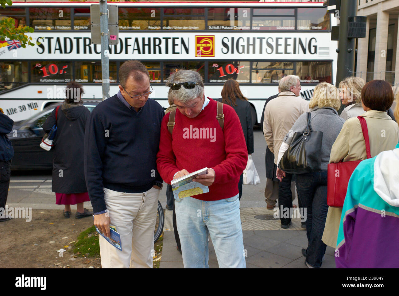 Berlin, Deutschland, Touristen betrachten einer Karte Stockfoto