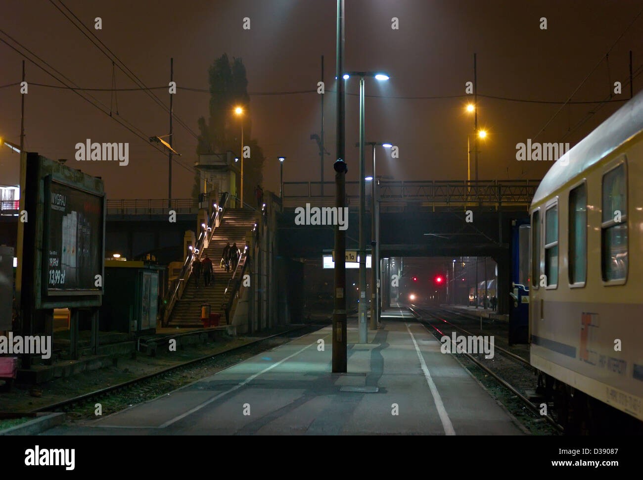 Posen, Polen, leere Plattform am Hauptbahnhof am Abend Stockfoto