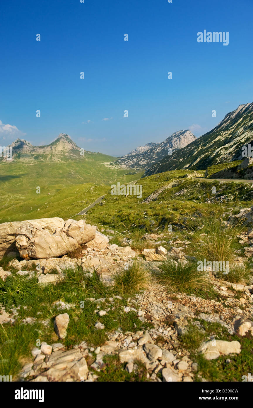 Ein Blick auf das Tal und die Berge des Nationalparks Durmitor Montenegro Stockfoto