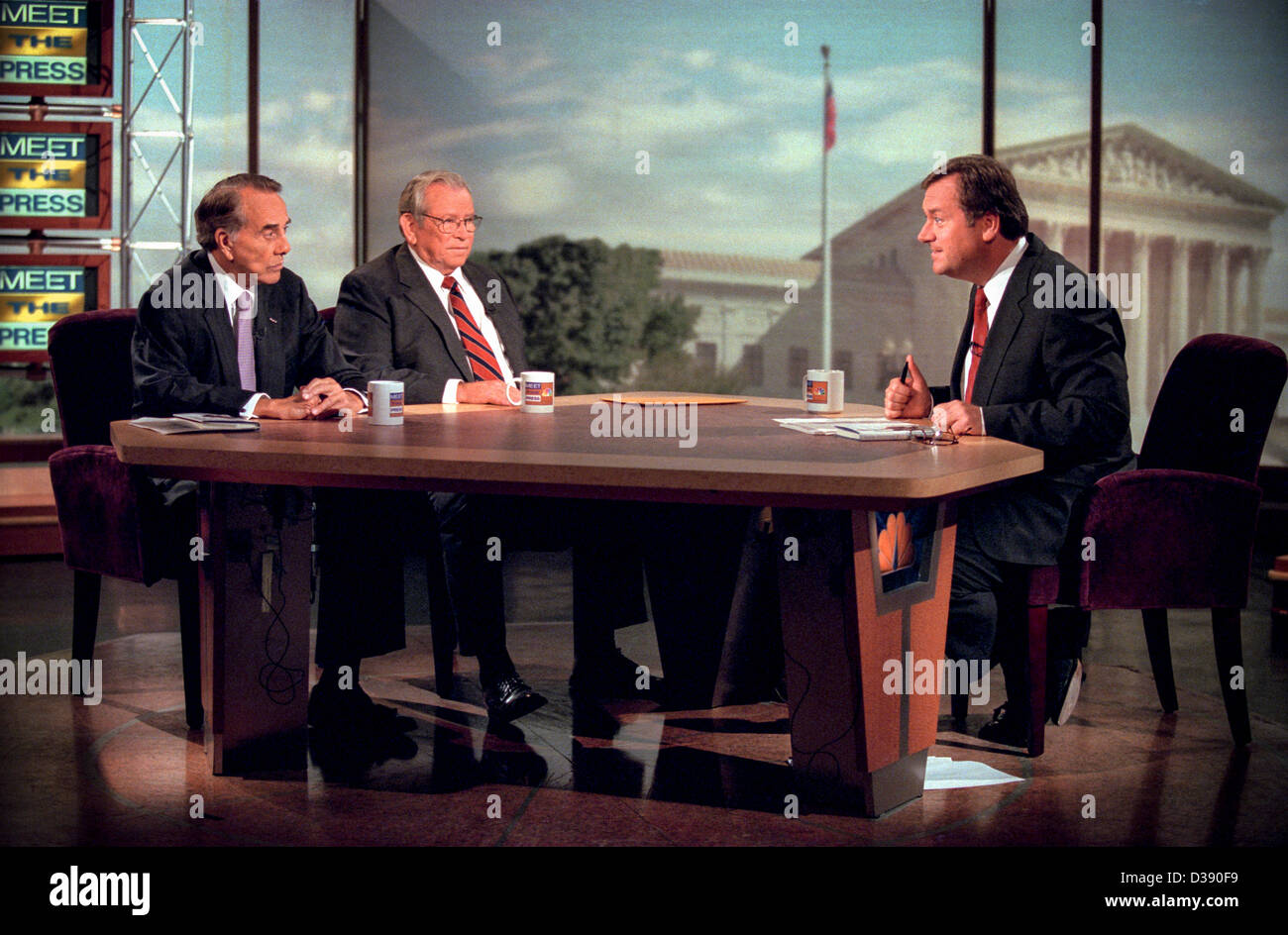 Ehemaliger Senator Bob Dole und Howard Baker beschreibt die Anhörungen kommende Amtsenthebungsverfahren gegen Präsident Clinton während NBC Meet the Press 27. September 1998 in Washington, DC. Stockfoto