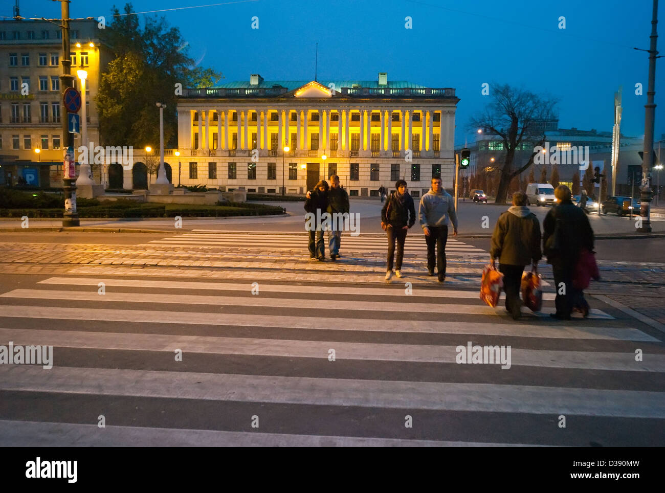 Posen, Polen, Fußgänger die Straße überqueren, am Abend in der Biblioteka Raczynskich Stockfoto