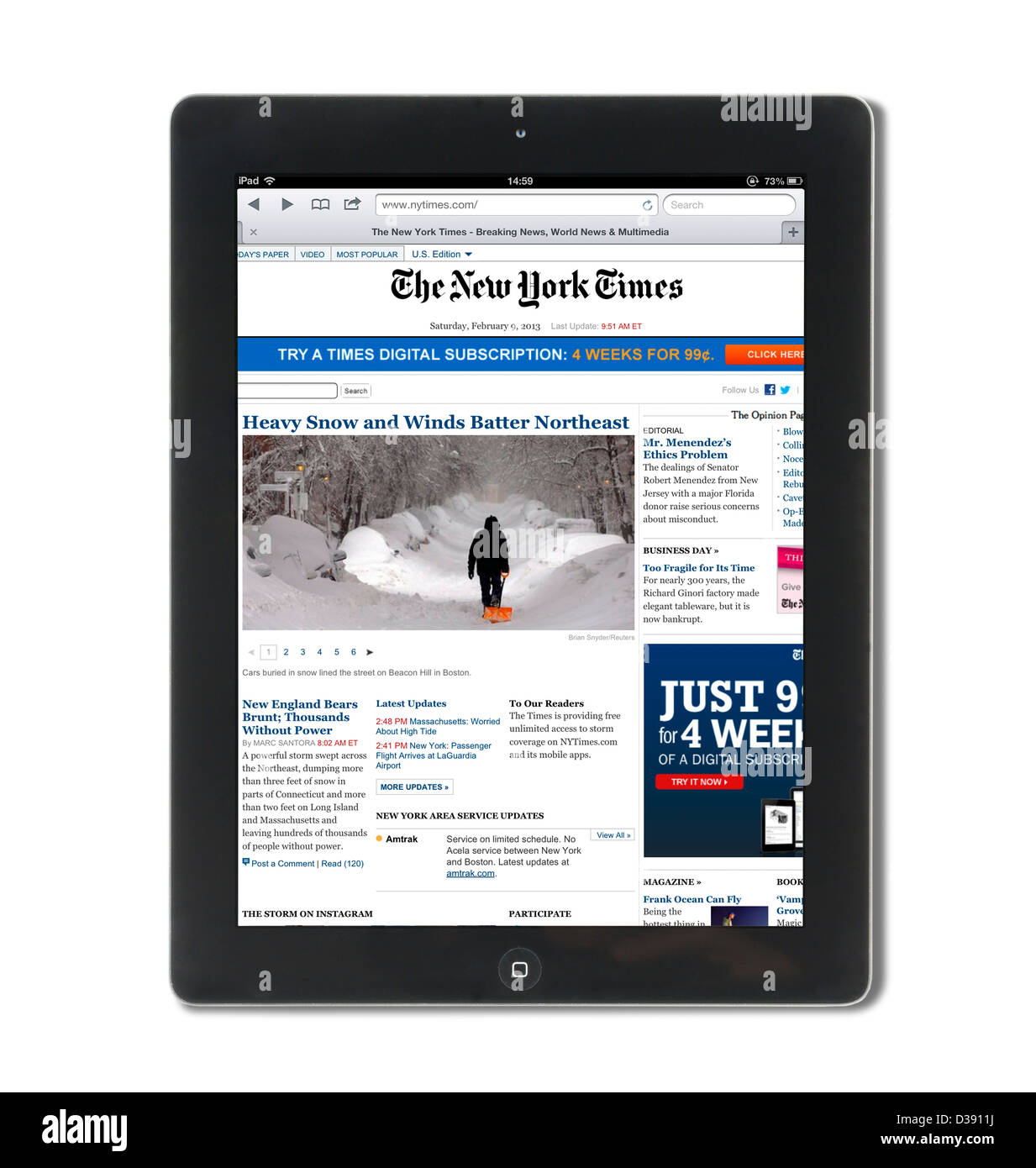 Lesen die Online-Ausgabe der New York Times betrachtet auf eine 4. Generation Apple iPad, USA Stockfoto