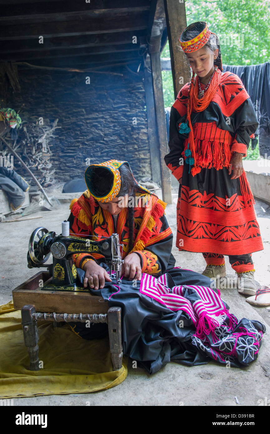 Bibihoor ein Mädchen Kalash ein neues Outfit auf Mutters Nähmaschine nähen Kalasha Grum Dorf, Rumbur Tal, Chitral, Khyber-Pakhtunkhwa, Pakistan Stockfoto