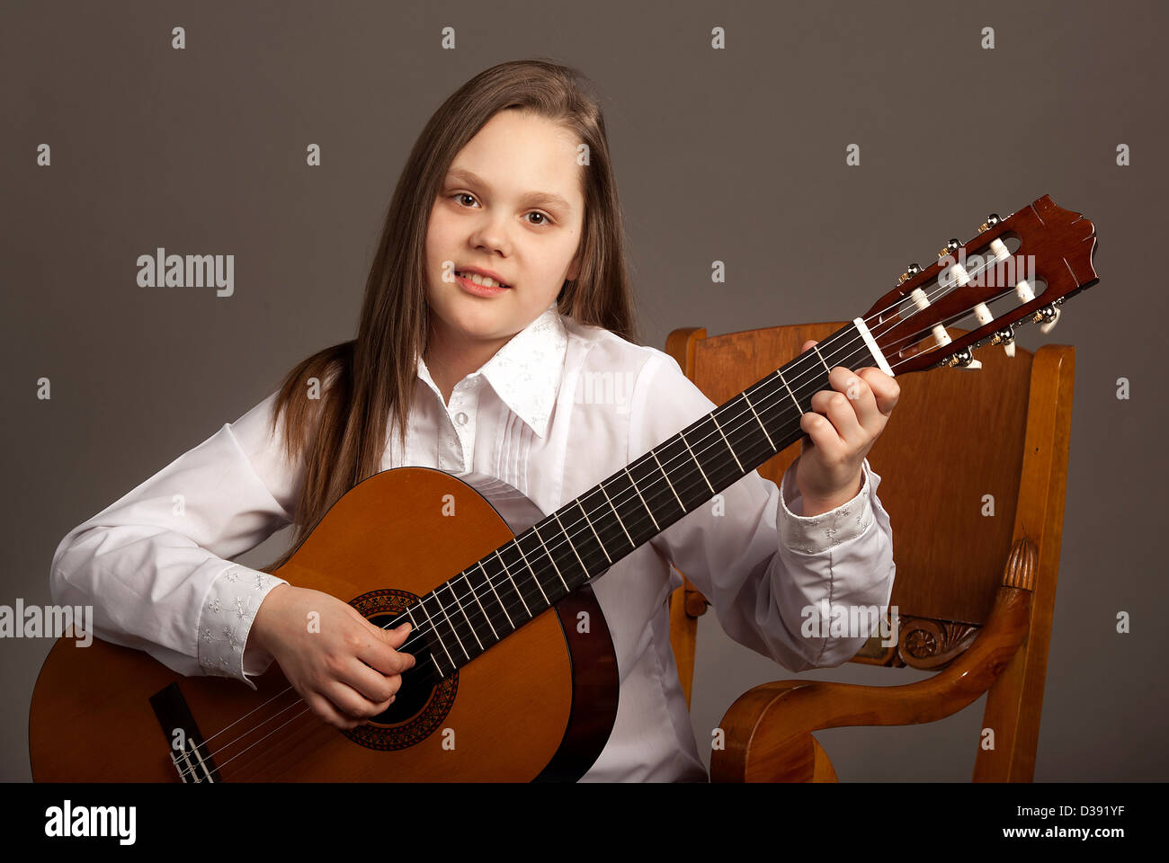 Das lächelnde Mädchen mit Gitarre Stockfoto