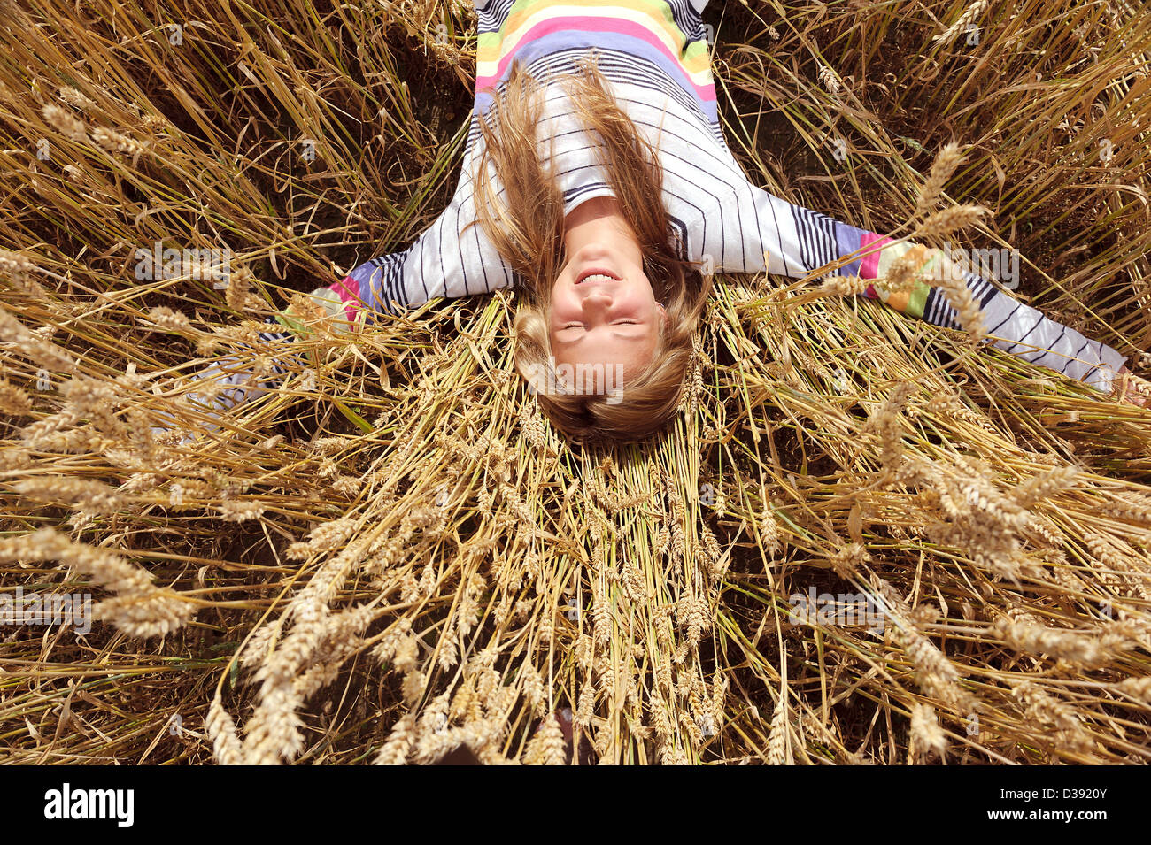 Glückliche, lachende Mädchen in einem Feld Stockfoto