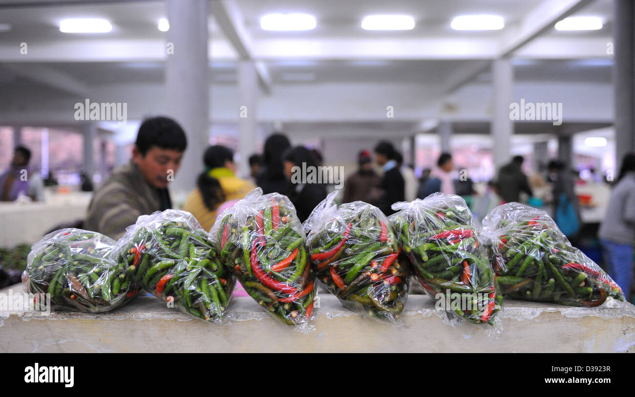 Rote und grüne kühl Paprika verpackt zum Verkauf am Gemüsemarkt in Thimphu, der Hauptstadt von Bhutan. Stockfoto
