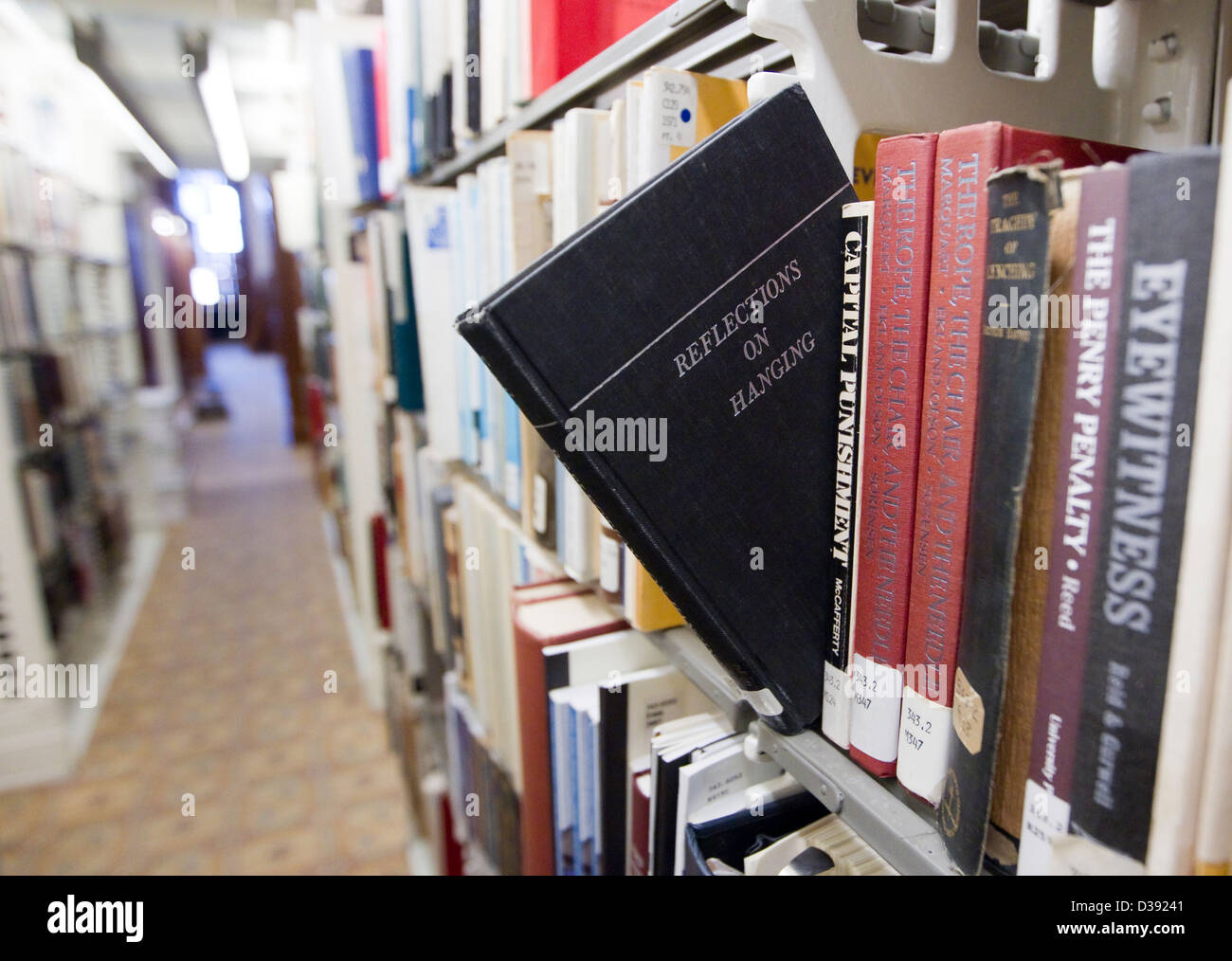 Reihen von Hardcover-Büchern in den Regalen der Legislative Reference Library of Texas innen in Austin Texas Kapitol Stockfoto