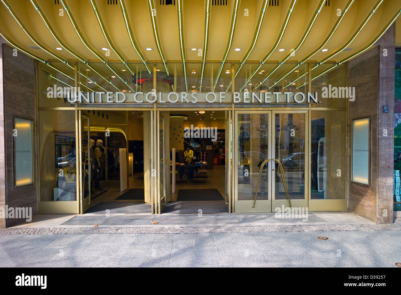 Berlin, Deutschland, der Eingang zum Benetton am Kurfürstendamm  Stockfotografie - Alamy