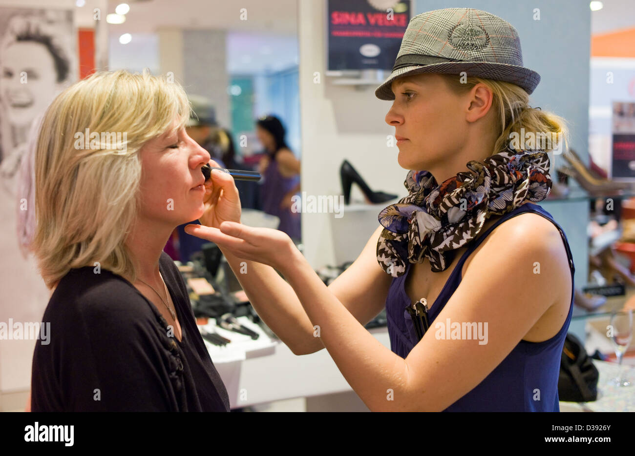 Berlin, Deutschland, Sina Velke Maskenbildner bei Arbeiten Stockfoto