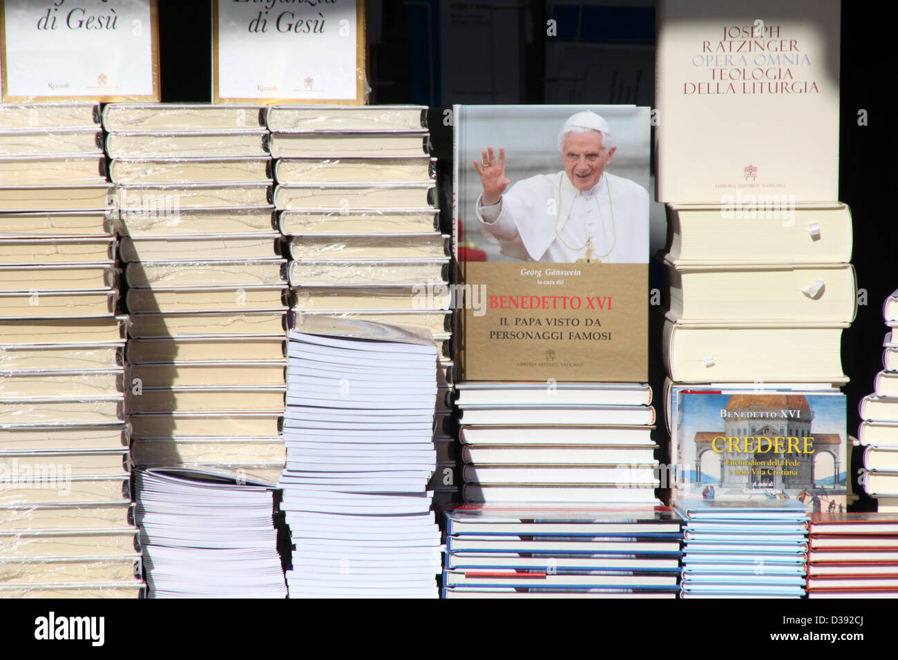 13. Februar 2013 die Weltpresse in der Vatikanstadt, Rom nach der Rücktritts-Ankündigung von Papst Benedict XVI Stockfoto