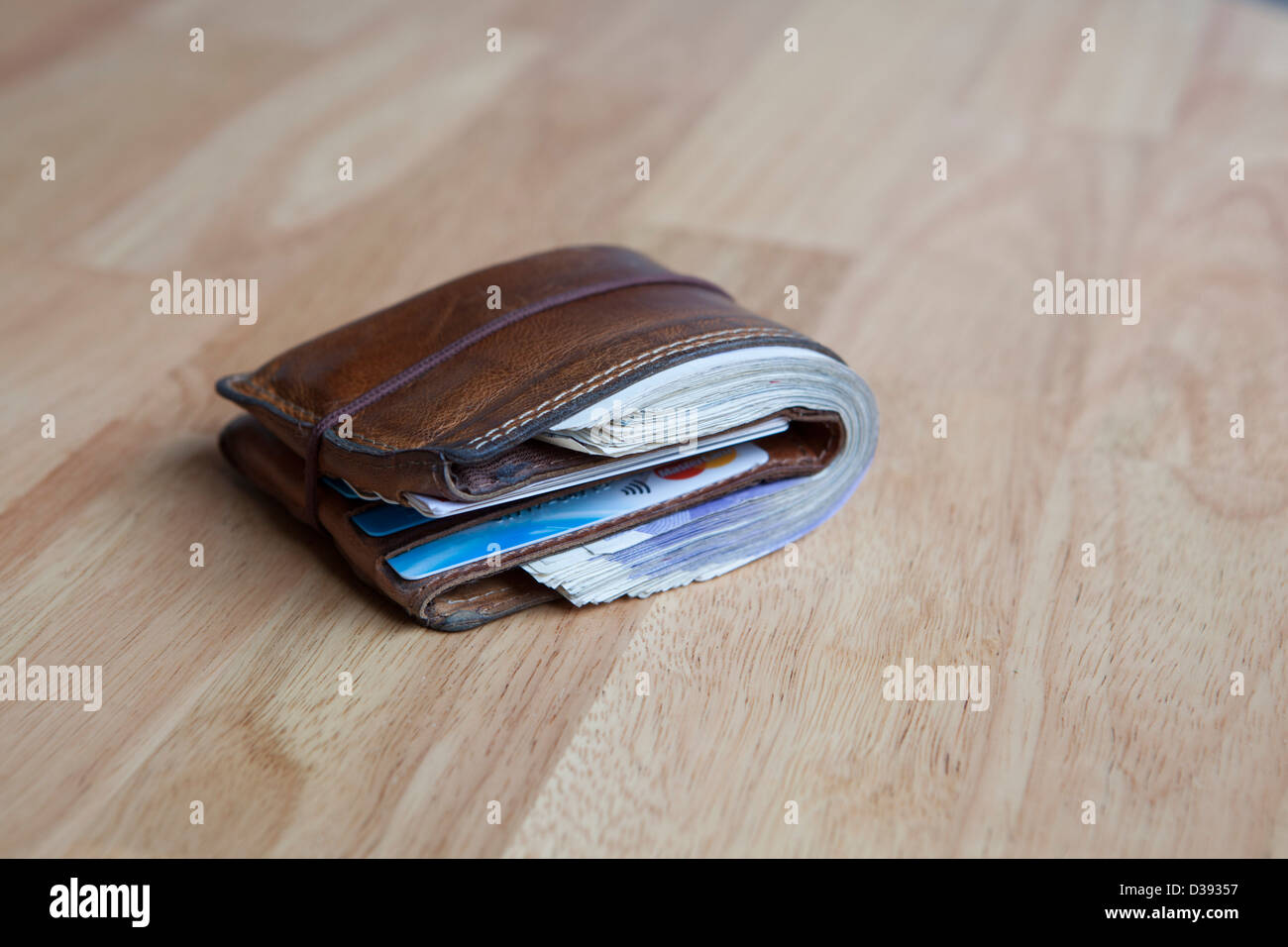 Geldbörse mit Bargeld und Kreditkarten Stockfoto