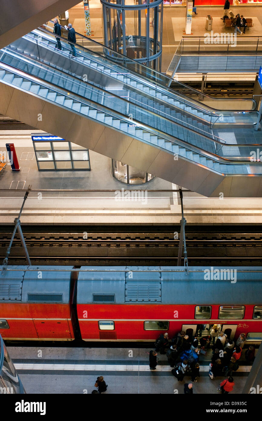 Berlin, Deutschland, mit Blick auf die Plattform in den Niederungen des Hauptbahnhofs Stockfoto