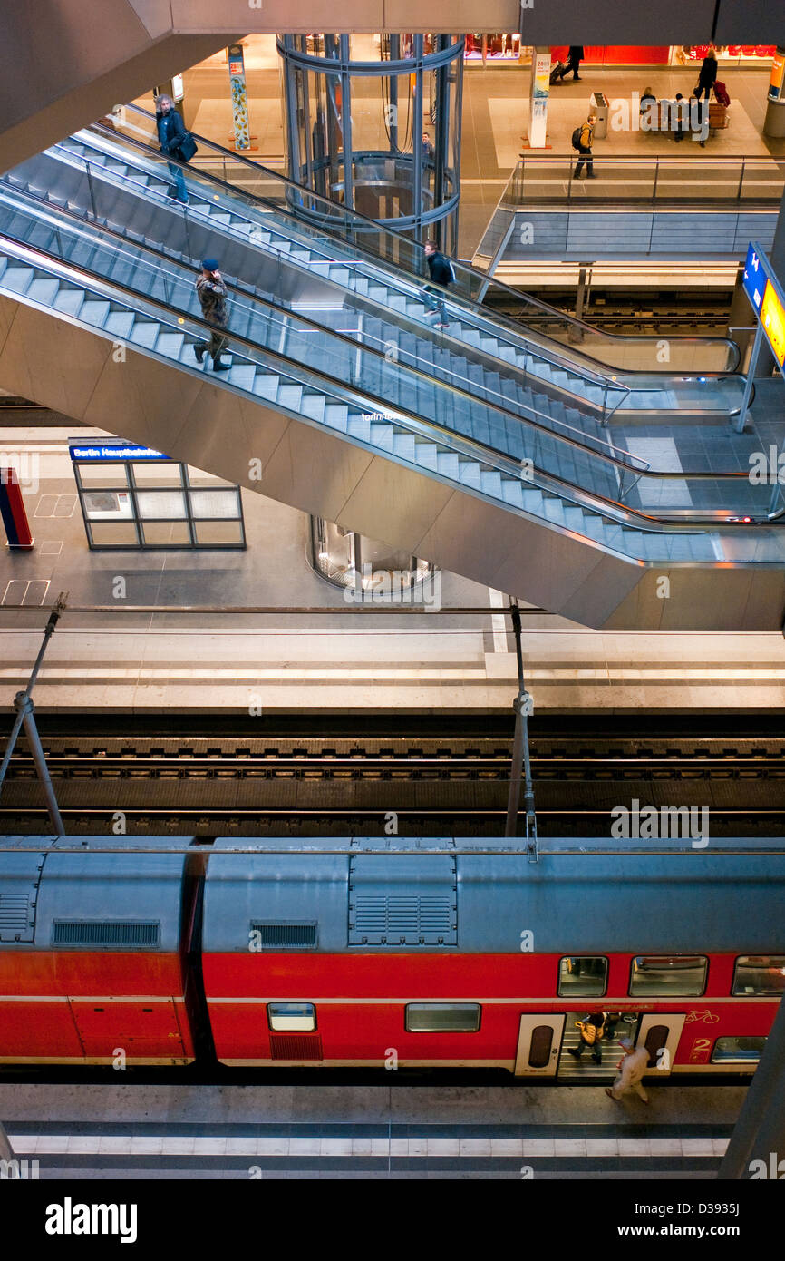 Berlin, Deutschland, mit Blick auf die Plattform in den Niederungen des Hauptbahnhofs Stockfoto
